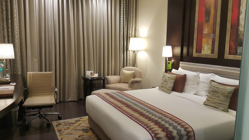 Отель Radisson Нойда Экстерьер фото