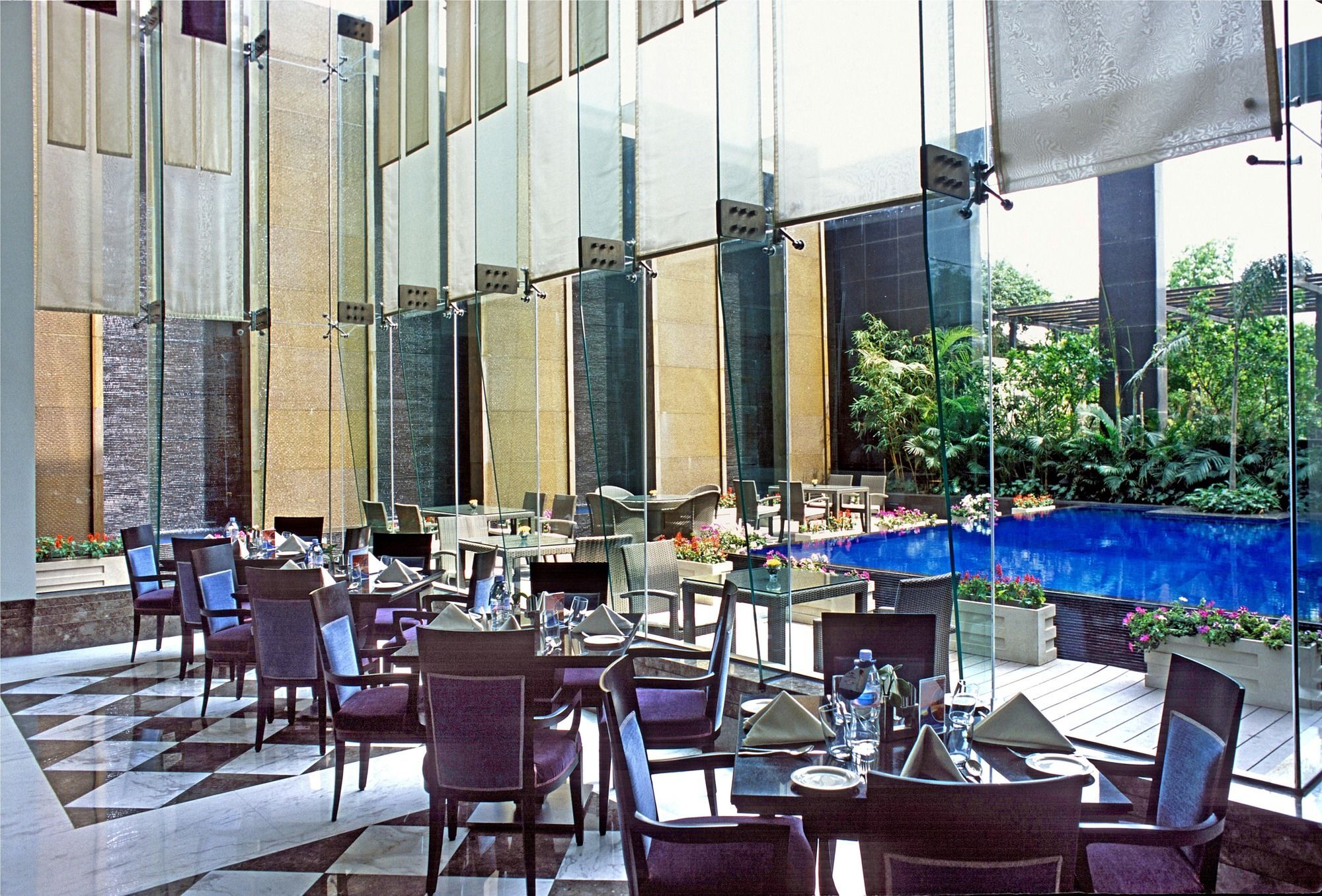 Отель Radisson Нойда Экстерьер фото